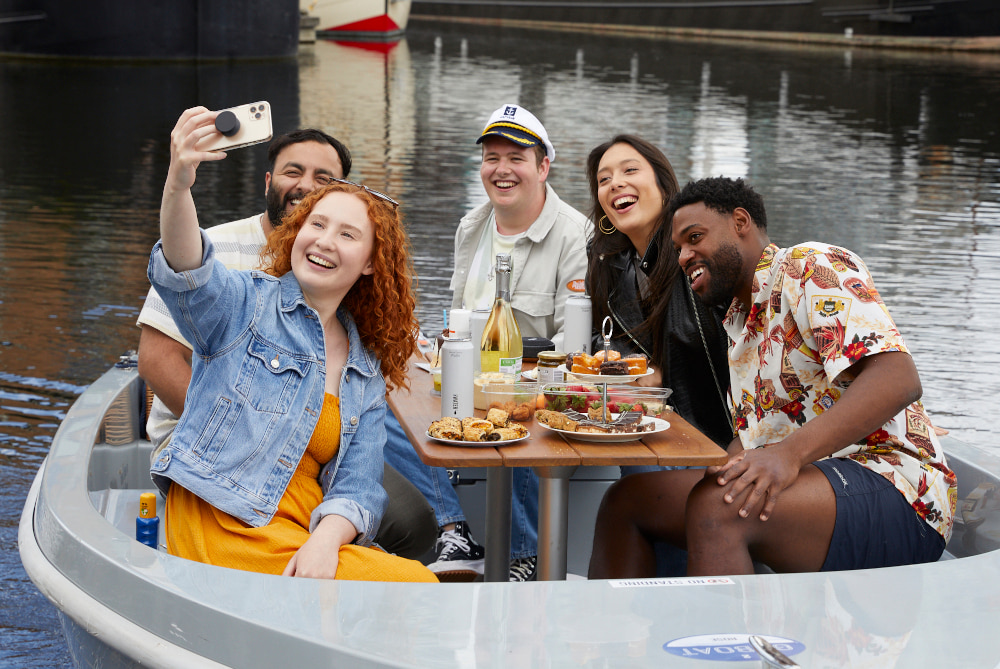 canal-boat-treasure-hunt-selfie