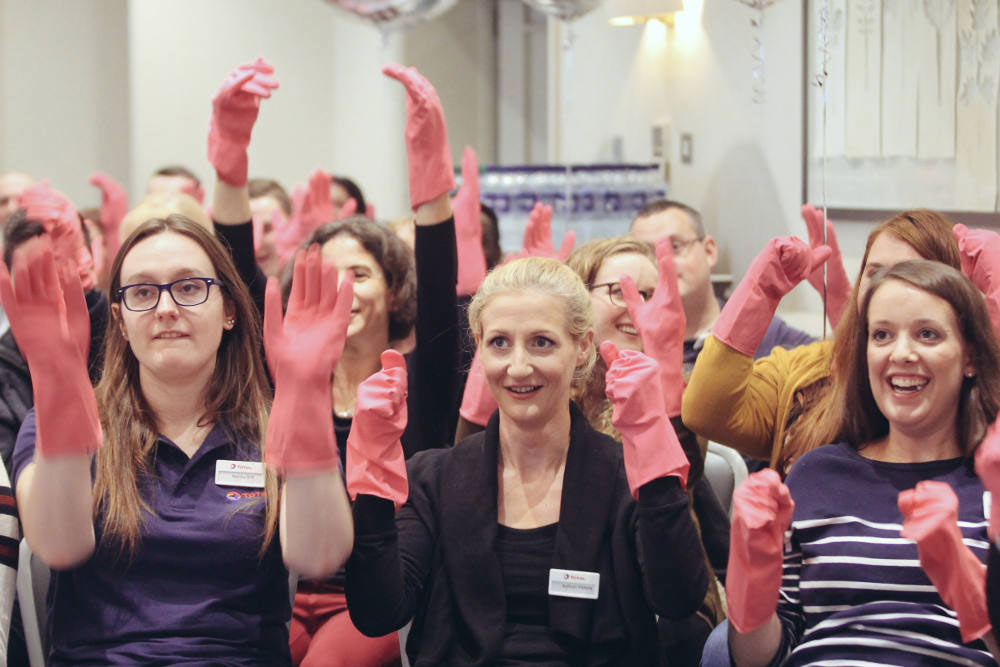 clappity-clap-icebreaker-pink-gloves