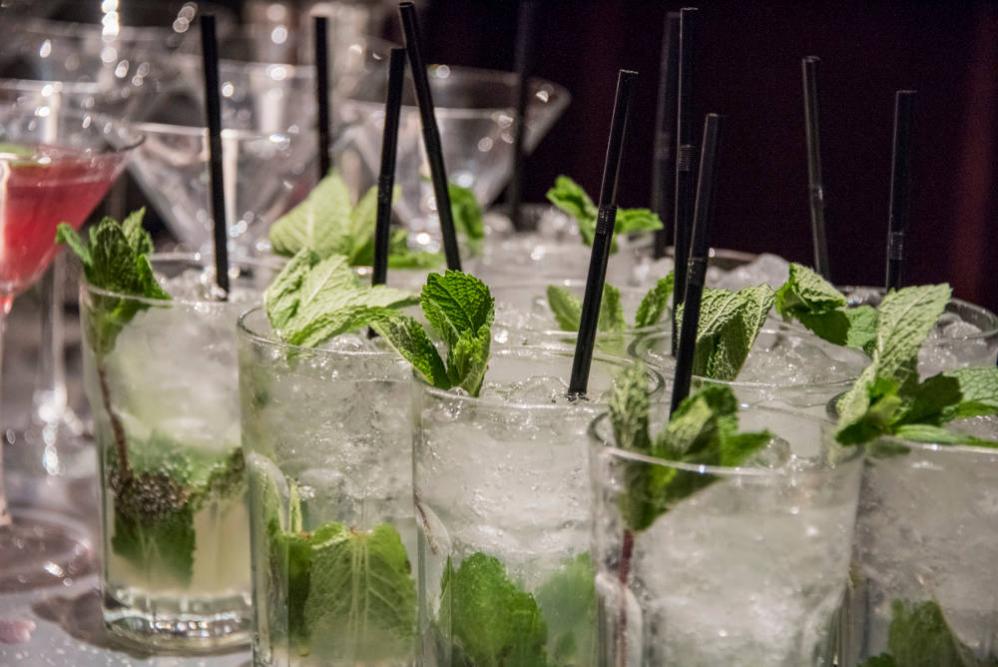 cocktail-making-mojitos